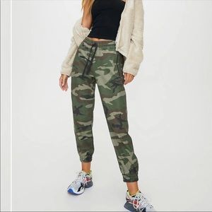 Aritzia TNA Alice Camo Jogger
